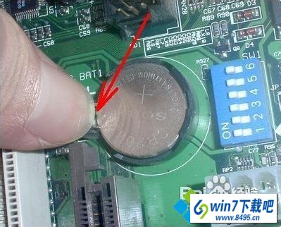 找到主板上的纽扣电池 win10系统电脑每次开机总要按F2才能进入系统的图文步骤